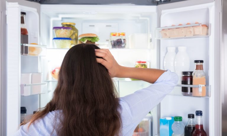 Як позбутися неприємного запаху в холодильнику