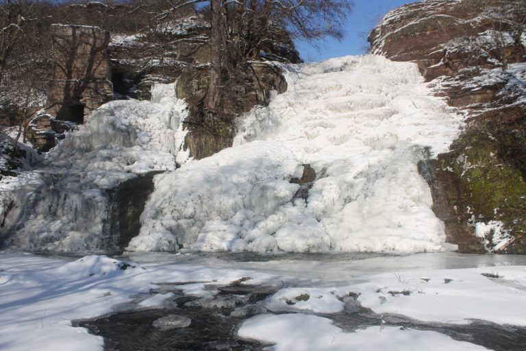 Замерз найвищий рівнинний водоспад України (ФОТО)