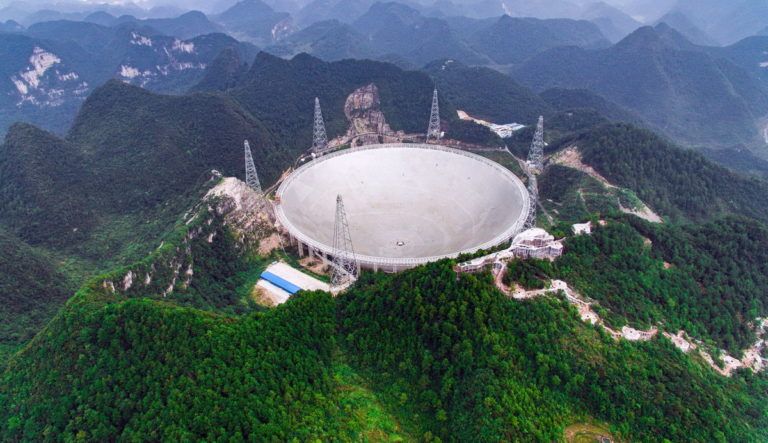 Китайці вистежують інопланетян гігантською «тарілкою-телескопом» (ФОТО, ВІДЕО)