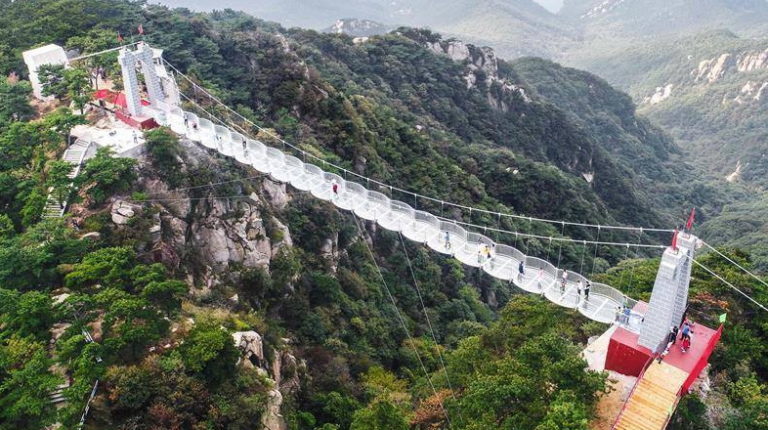 Скляний міст над кілометровою прірвою відкрили у Китаї (ФОТО)
