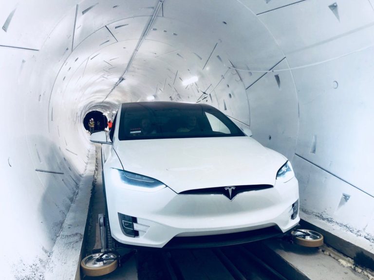 Ілон Маск представив перший тунель Tesla для електромобілів (ФОТО, ВІДЕО)