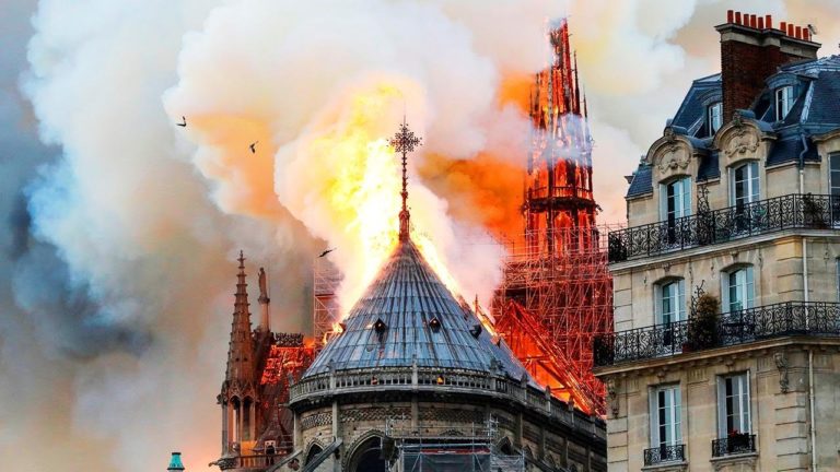 Чоловік Сальми Гаєк допоможе відновити Собор Паризької Богоматері