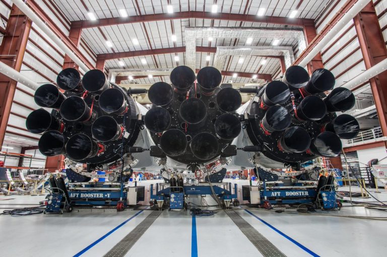 Маск виклав у мережу перші фото надважкої ракети Falcon Heavy
