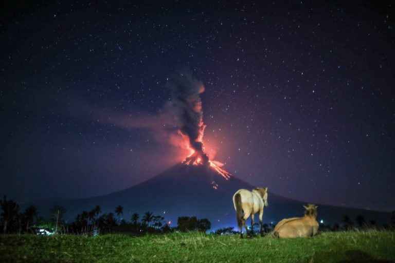 На Філіппінах вибухнув вулкан: десяткам тисяч людей довелось тікати (ФОТО, ВІДЕО)