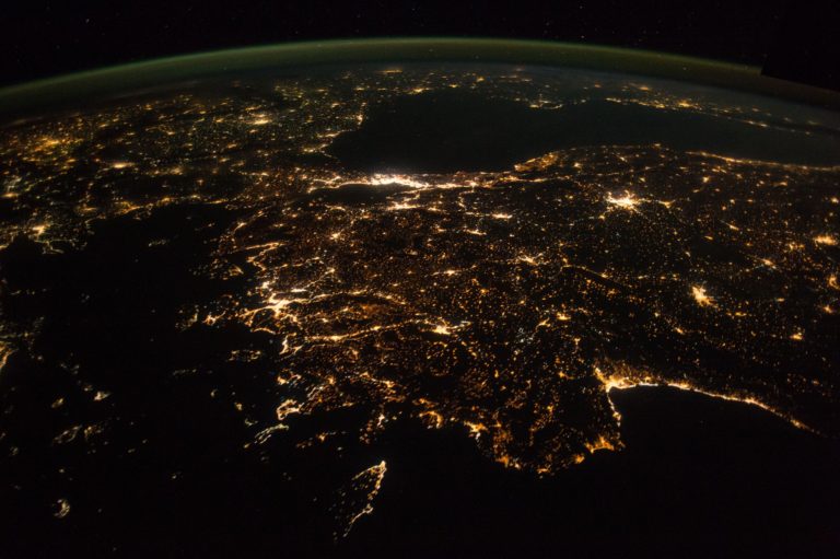 Фото нічної Землі з космосу