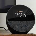 Amazon Echo Spot позиціонується як розумний будильник з Alexa та налаштовуваним дисплеєм, а не як традиційний розумний динамік чи екран. Відкрийте для себе революційний Amazon Echo Spot — сучасний будильник з безмежними можливостями.