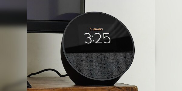 Amazon Echo Spot позиціонується як розумний будильник з Alexa та налаштовуваним дисплеєм, а не як традиційний розумний динамік чи екран. Відкрийте для себе революційний Amazon Echo Spot — сучасний будильник з безмежними можливостями.