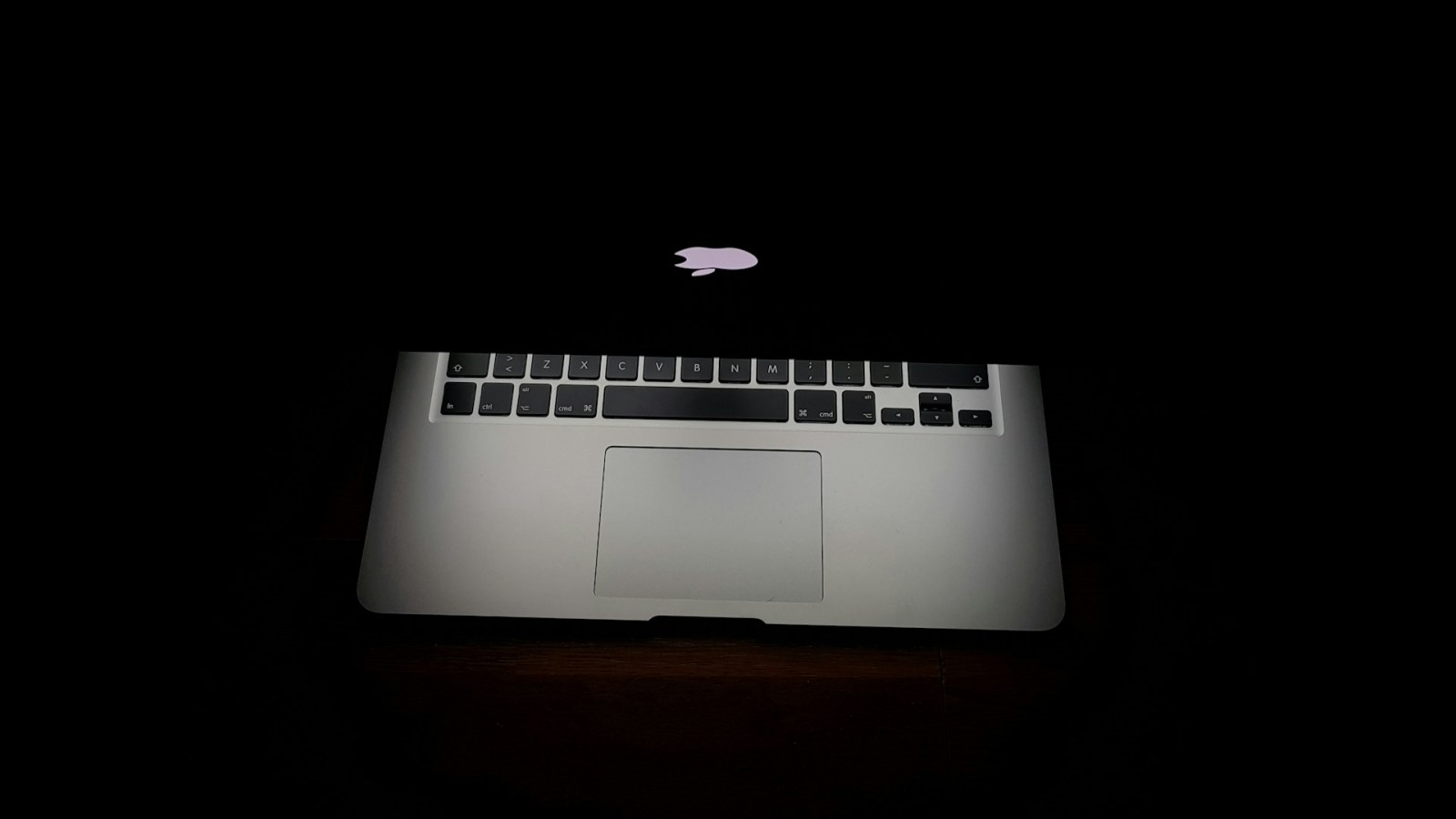 Apple випадково підтверджує моделі MacBook Air з діагоналлю 13 та 15 дюймів на 2025 рік, які об equipped на чипах M4, забезпечуючи швидшу продуктивність та незначні оновлення. Відкрийте для себе несподівані деталі нових MacBook Air, які вразять шанувальників Apple!