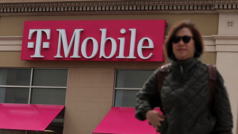 Нова акція T-Mobile захоплює всіх, хто хоче безкоштовний 5G телефон, але є важливе застереження для постплацевих абонентів. Розкрийте всі деталі обмежень T-Mobile щодо безкоштовних 5G телефонів!