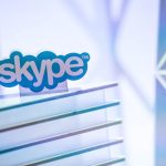 Microsoft оголосила, що кінець Skype близький після більш ніж двох десятиліть, оскільки компанія прагне, щоб Teams став її основною платформою для відеоконференцій. Досліджуємо, що чекає на Skype в епоху Teams від Microsoft.