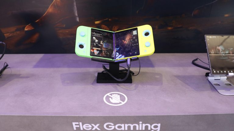 Samsung представила свій останній концепт під назвою Flex Gaming, який поєднує в собі складані екрани та портативні консолі. Відкрийте для себе революційний світ ігор із новим дивовижним Flex Gaming від Samsung!