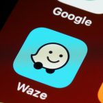 Waze відмовляється від Google Assistant на iPhone через збої, обіцяючи кращу голосову функцію незабаром, тоді як користувачі Android поки що залишаються з цією можливістю. Waze відключає Google Assistant на iPhone, обіцяючи нові можливості для голосового управління.