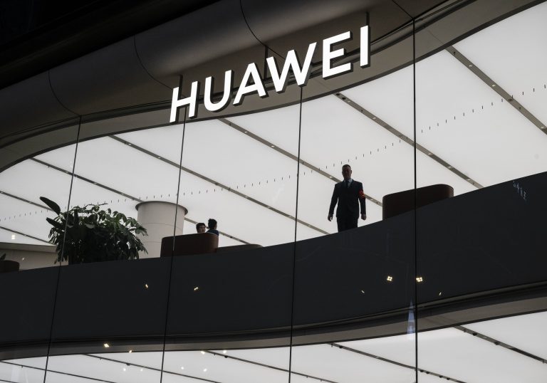 Huawei та SMIC обмеження 425
