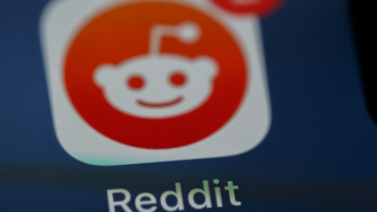 Reddit подає в суд на Anthropic 456