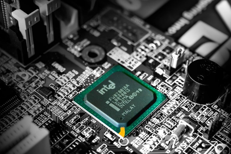 Intel б'є на сполох 345