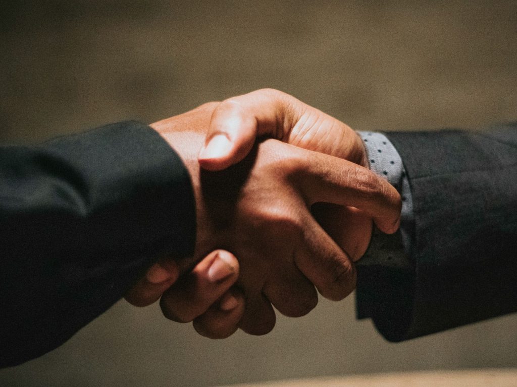 АТТ закриває угоду 23 456